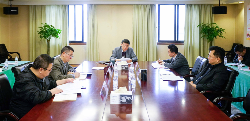 省凯时尊龙人生就是博集团党委召开中心组（扩大）聚会转达学习党的十九届四中全会精神