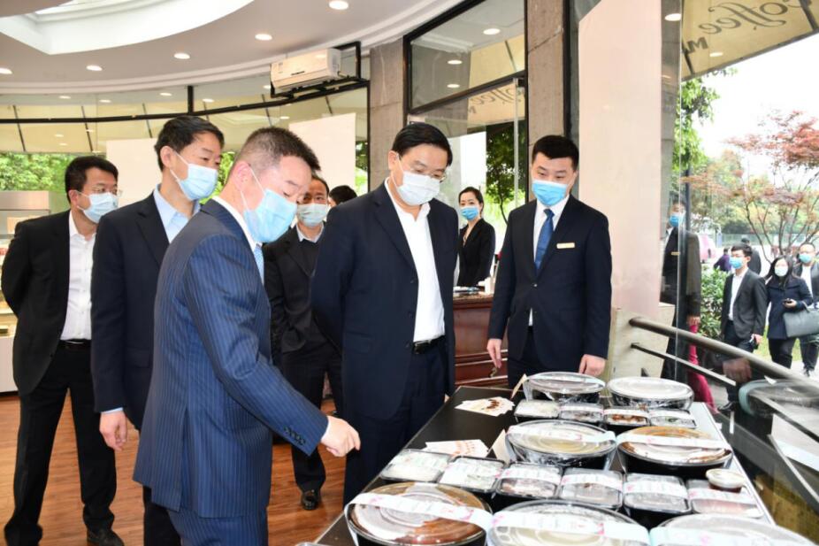 王凤朝副省长赴省凯时尊龙人生就是博集团调研 疫情防控、生产谋划和刷新生长事情