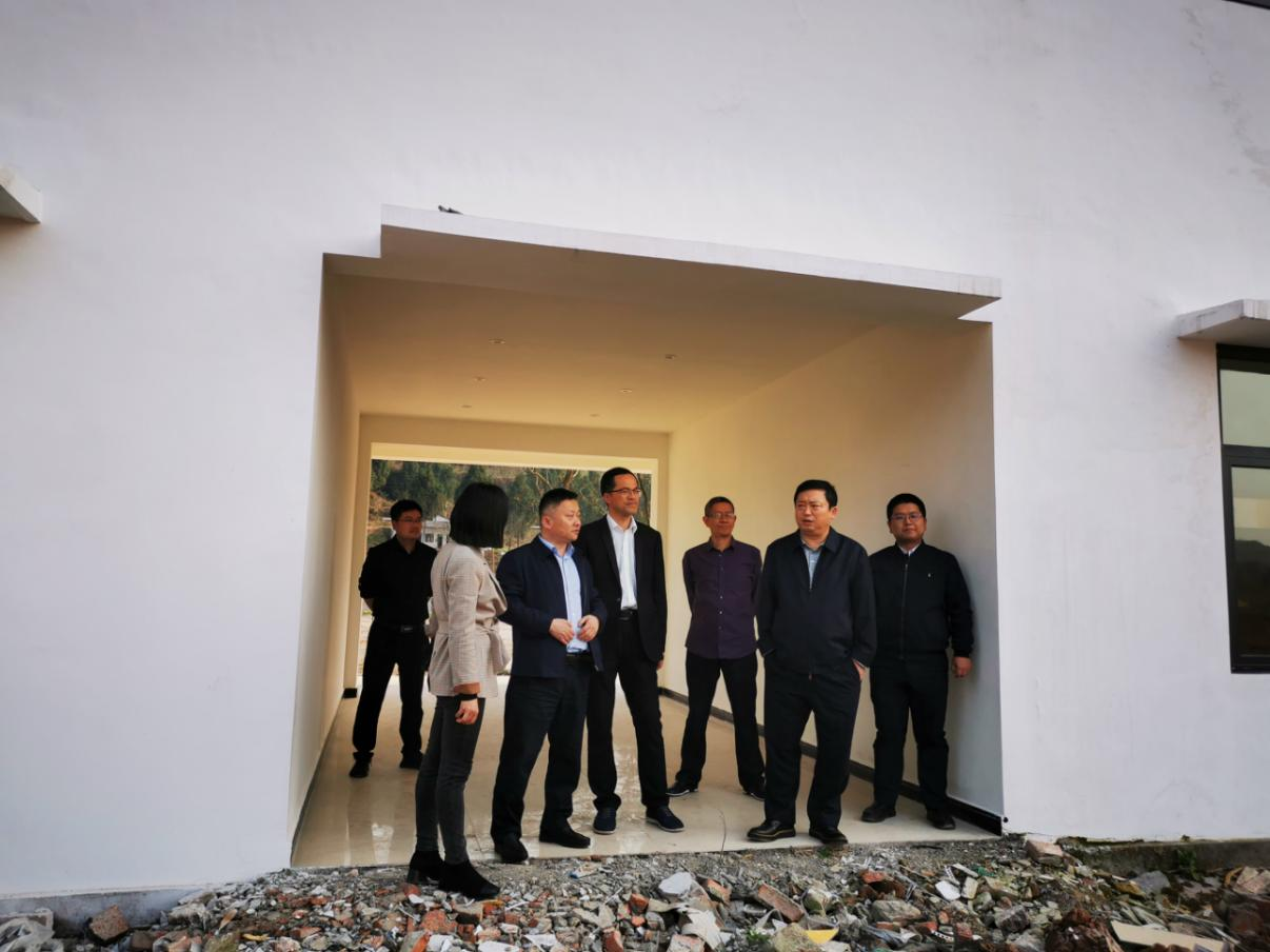 凯时尊龙人生就是博集团党委副书记、董事陈日到邓家沟村开展帮扶事情