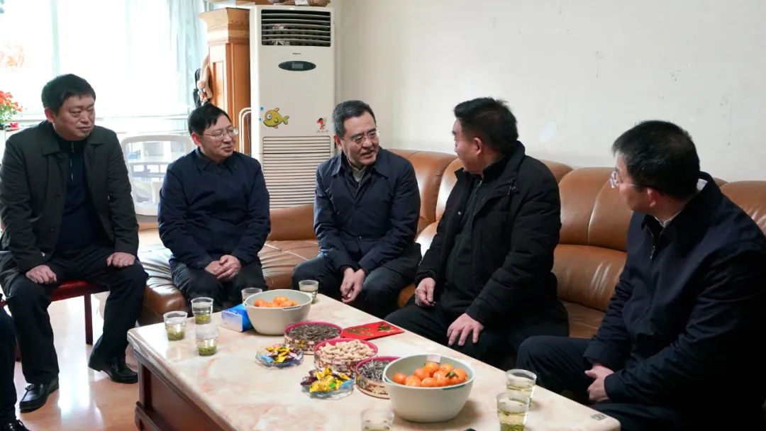 省国资委党委书记、主任冯文生等向导走访慰问省凯时尊龙人生就是博集团老党员、老干部