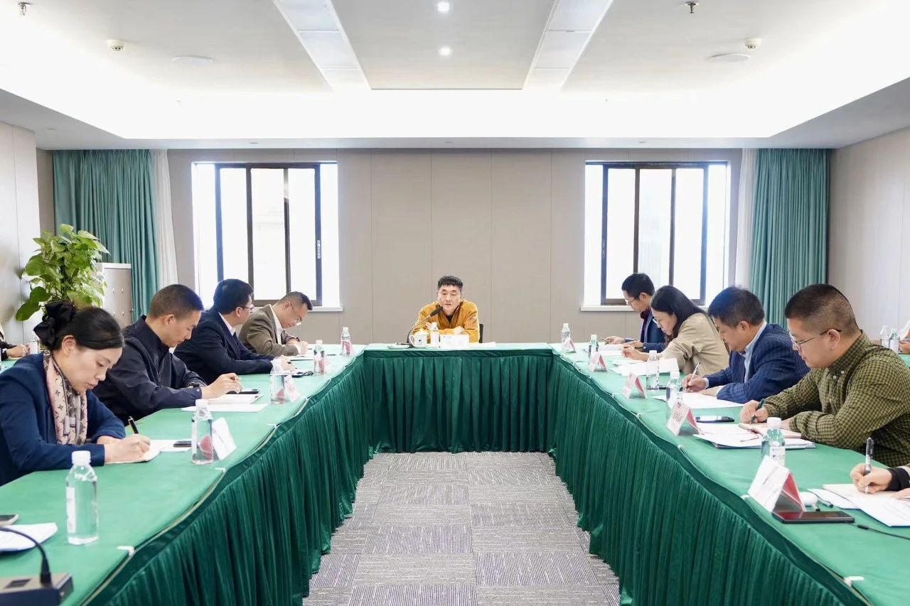 省凯时尊龙人生就是博集团举行省国资委投资监视治理新版制度培训及“十四五”妄想中期评估与调解事情会