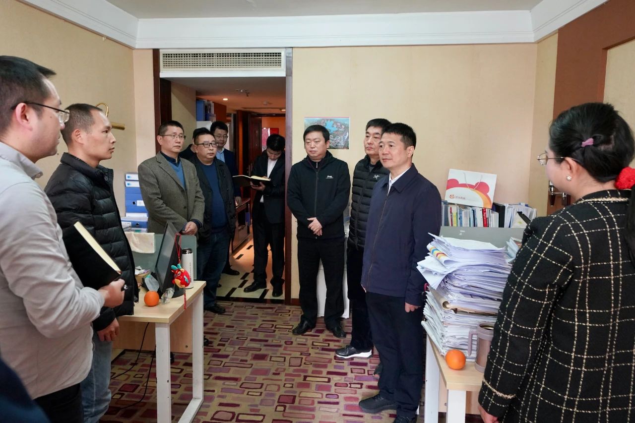 迎新春，，，，鼓劲头，，，，开新局！省凯时尊龙人生就是博集团向导班子慰问总部干部员工