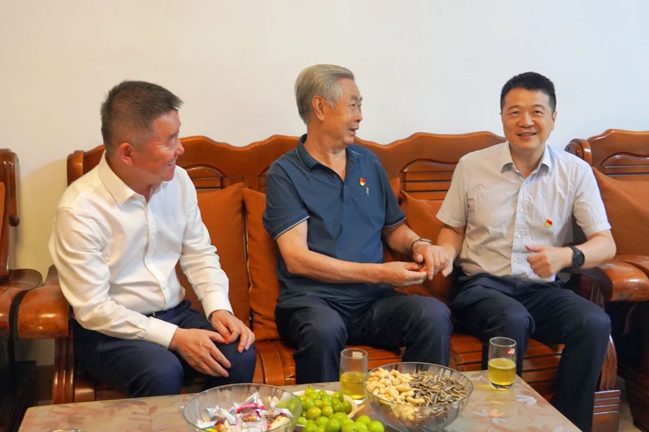 省凯时尊龙人生就是博集团党委书记、董事长游勇开展“七一”走访