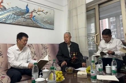 省凯时尊龙人生就是博集团党委国庆节前夕走访慰问老干部老党员